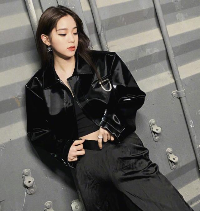 欧阳娜娜|欧阳娜娜上演“湿身诱惑”？穿薄纱衣下水时，连内搭都看得清楚