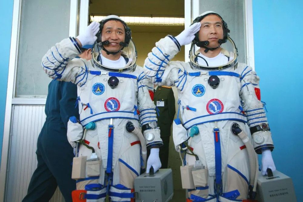 如果花50年才能冲出太阳系,让你当宇航员,你愿意吗?