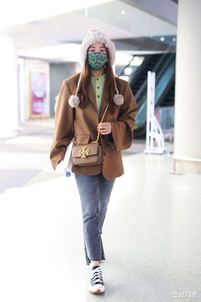 高马尾|李菲儿的腰胯比真绝了,穿普通微喇裤也好惊艳,就是厚嘴唇太明显