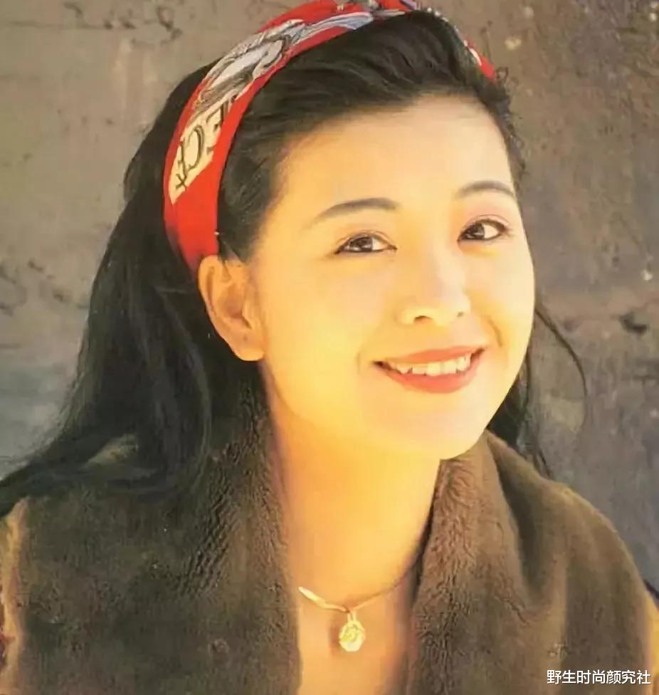 野生时尚颜究社 看过《银狐》的人都知道,她美到连耸个肩都很有风情