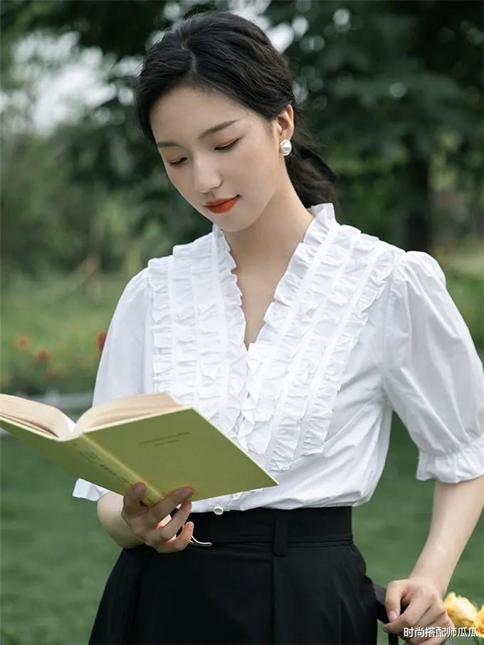 时尚搭配师瓜瓜|女人过了45岁，买短袖要牢记三不要，显得俗气廉价，谁穿谁丑