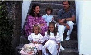 当年的明月|瑞典王室最美小公主穿妈妈的粉裙，参加王子的洗礼仪式，真有范