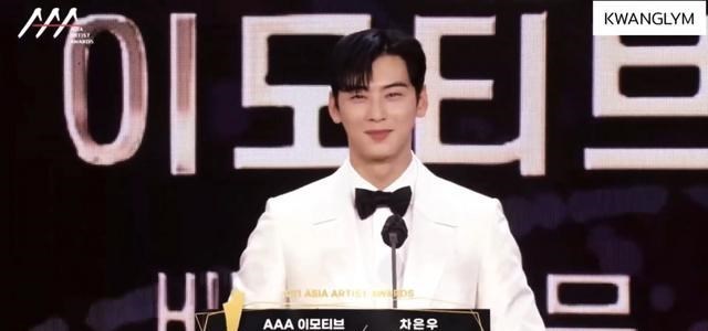 文佳煐|AAA女神降临CP车银优、文佳煐合体领奖！雪白CP装引台下男粉尖叫