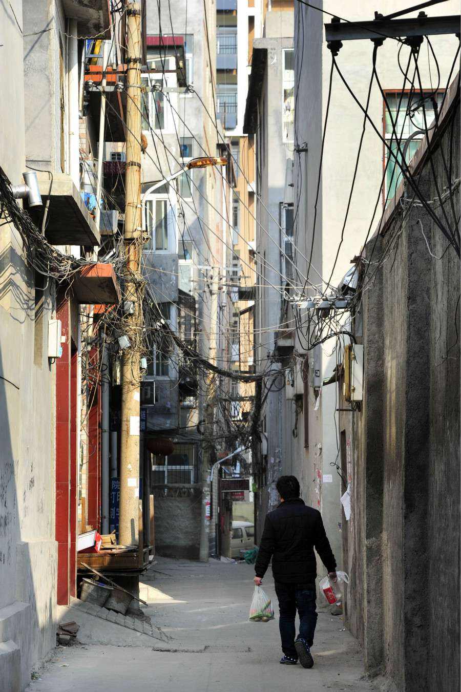 城中村|底层心酸，上海“90平米三室”网上刷屏，住39人房东月挣1.5万元
