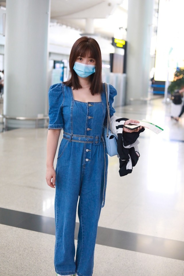 白小白的衣橱|柳岩美起来没别人什么事了，晒出cos雅典娜的视频，肤色白得晃眼