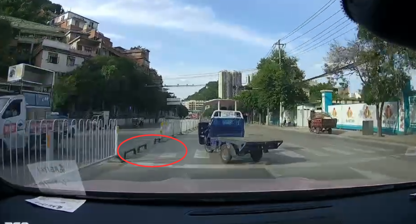 半岛晨报 真相大反转!声称“让车”被撞翻,行车记录仪视频秒打脸