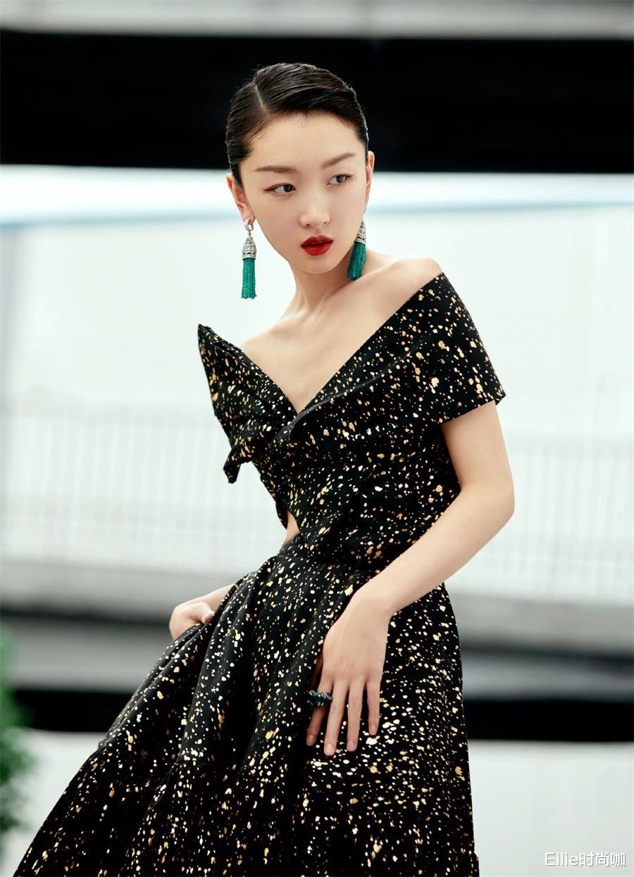 Ellie时尚咖|周冬雨身材“扁平”穿衣倒挺美，丝带裙轻松穿出高级感