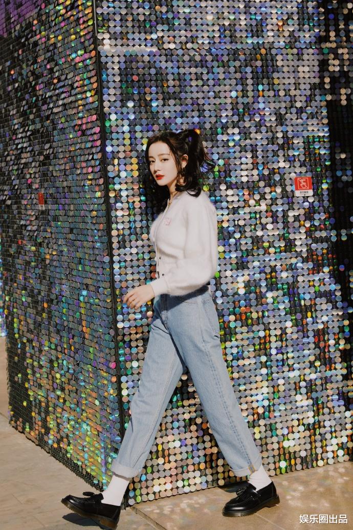 迪丽热巴|迪丽热巴挑战“Z字蹲”，下蹲动作豪放，却没勒出一丝赘肉