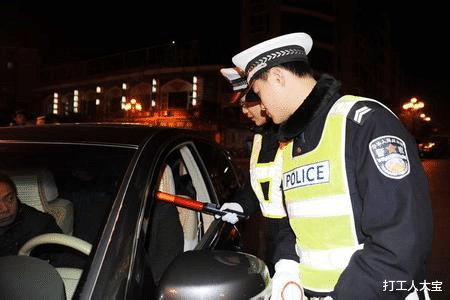 广西一男子为逃酒驾检查,竟躺到陌生女子床上,男子:我是她老公
