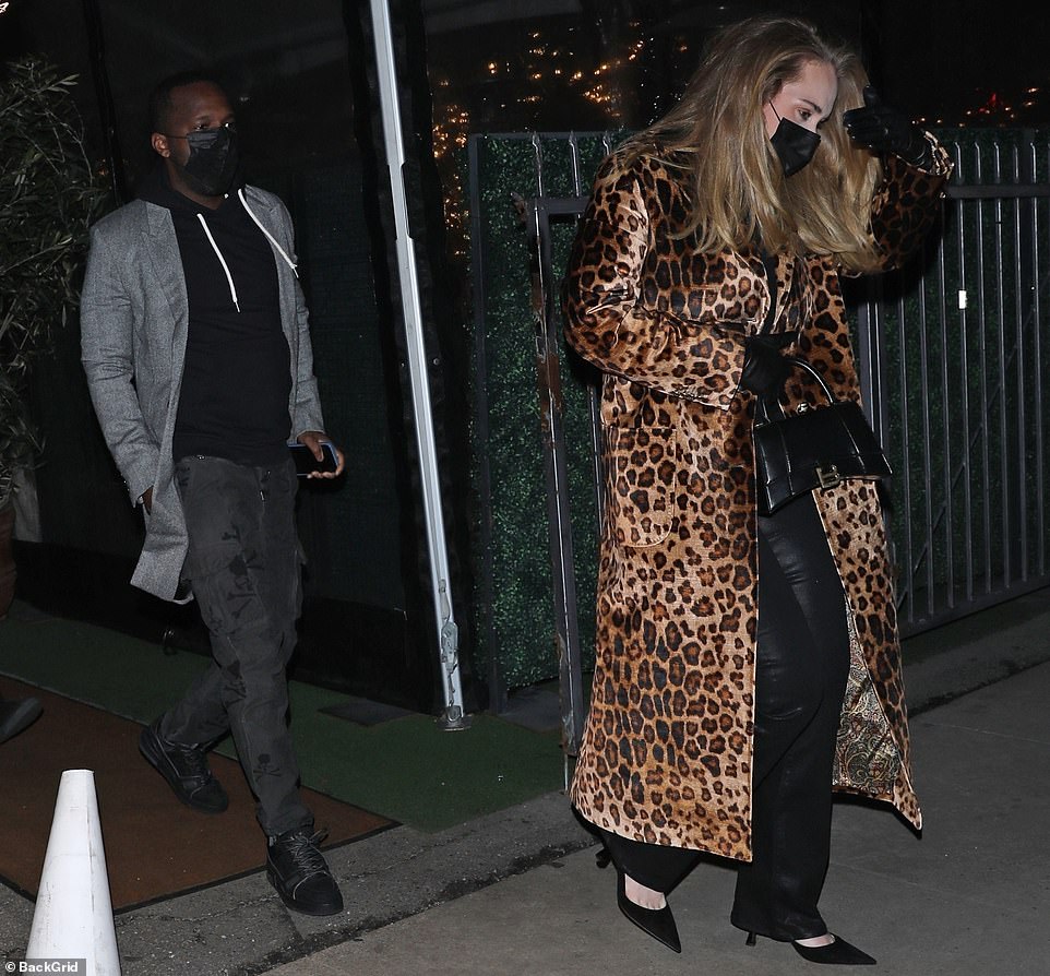 阿黛尔|阿黛尔和黑人男友甜蜜出街！她穿豹纹大衣女王范儿，瘦90斤太厉害