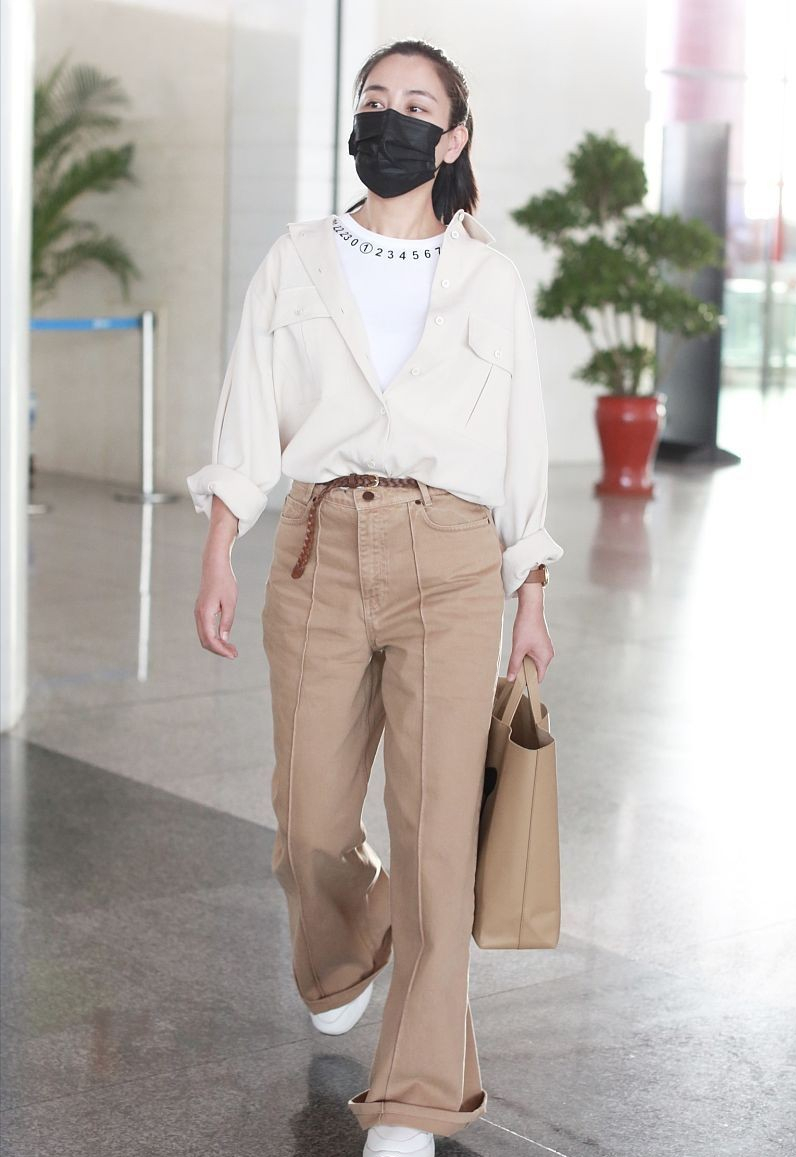 何有强 马苏终于不再高调，穿着一身“工装风”走机场，素颜还挺耐看的