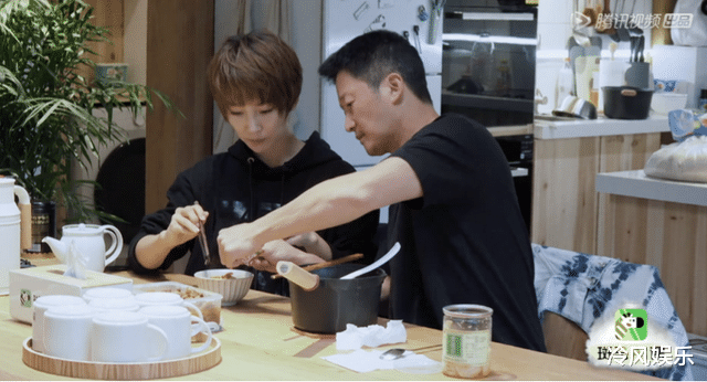 吴京|吴京前女友嫌他穷分手，如今沦为街边卖鱼大妈，而谢楠却被宠上天