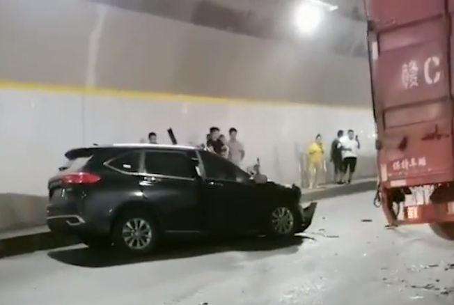 民间故事 揪心！江西一小车隧道内逆行出车祸致4死1伤