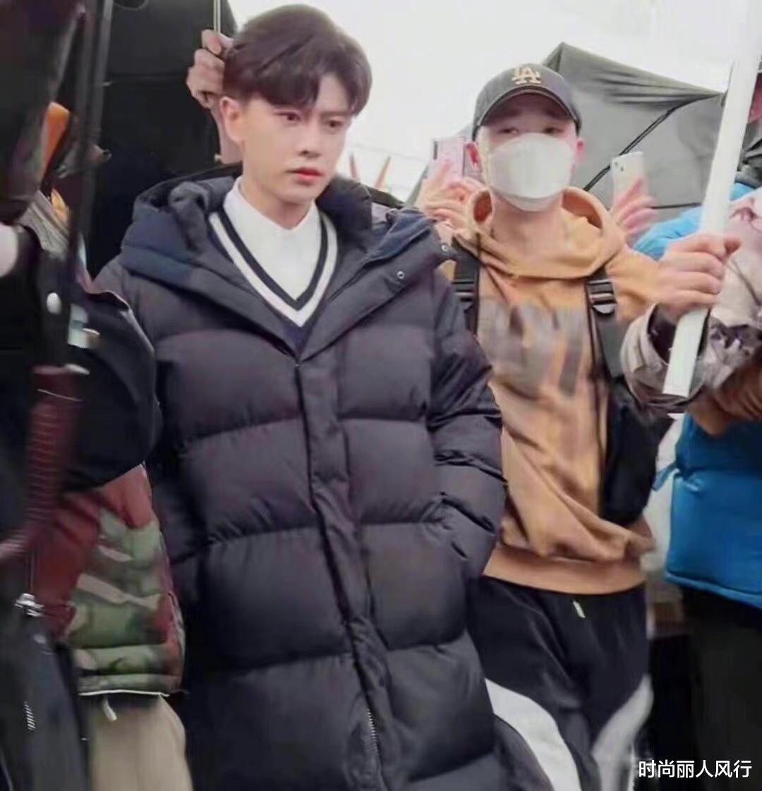 穿衣搭配|Baby要霸屏2022！新剧开机被骂惨，穿棉服现身颜值够美演技拉后腿