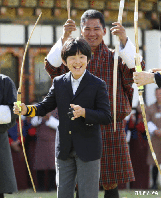 不丹|29岁不丹王后和日本纪子妃一家同框！王后太迷人，两家小王子比萌