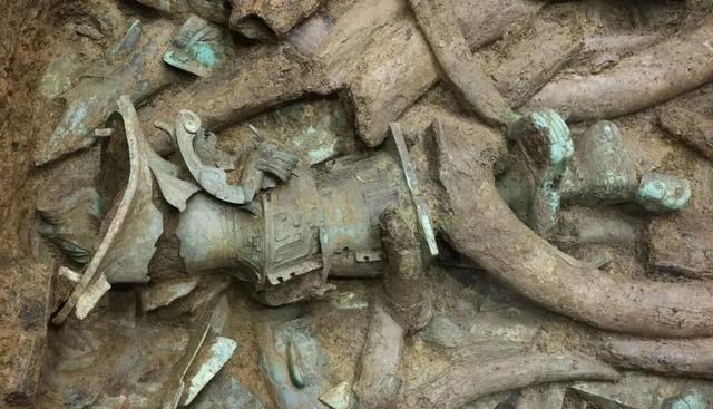 洋洋爱足球 三星堆打破传统！现场“沉浸式”观摩修文物，重塑博物馆新时代