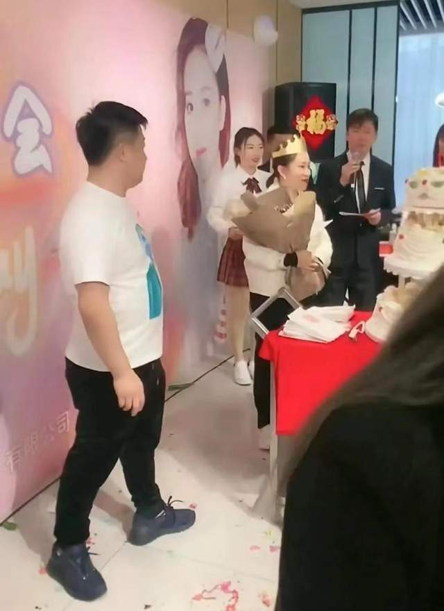 赵本山|赵本山徒弟丫蛋庆35岁生日，切三层蛋糕排场大，肚子隆起疑怀三胎