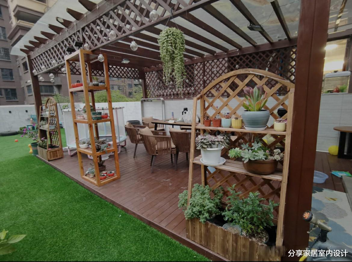 她家买二楼新房赠送80平露天超大阳台，真的是赚大了，让人羡慕！