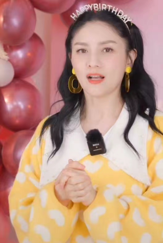 胡可|46岁胡可晒全家福庆生，一家四口做鬼脸超搞笑，10岁安吉圆润不少