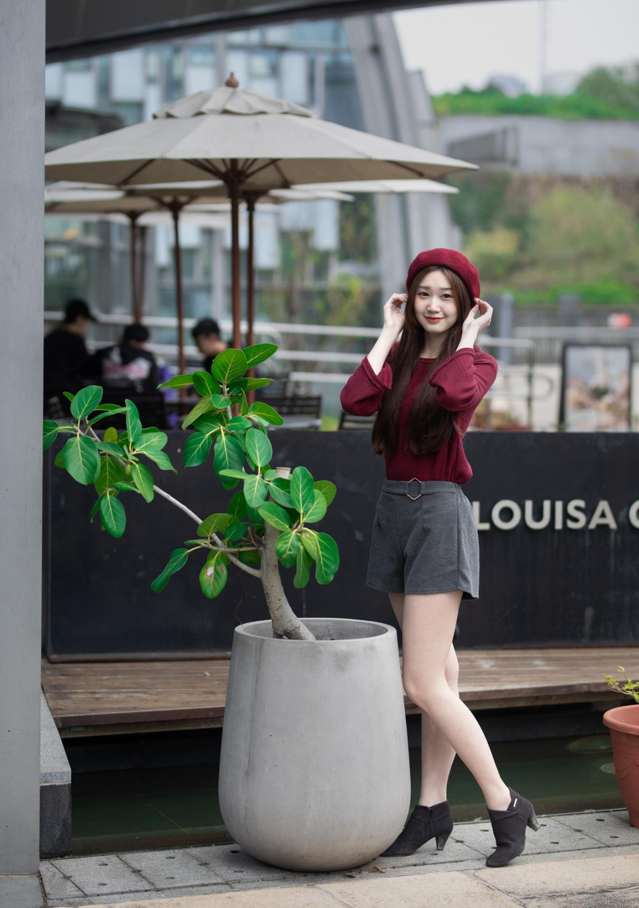 百里守刖|灰色的短裤休闲又百搭，简约又时尚，让穿着者更加的高挑甜美