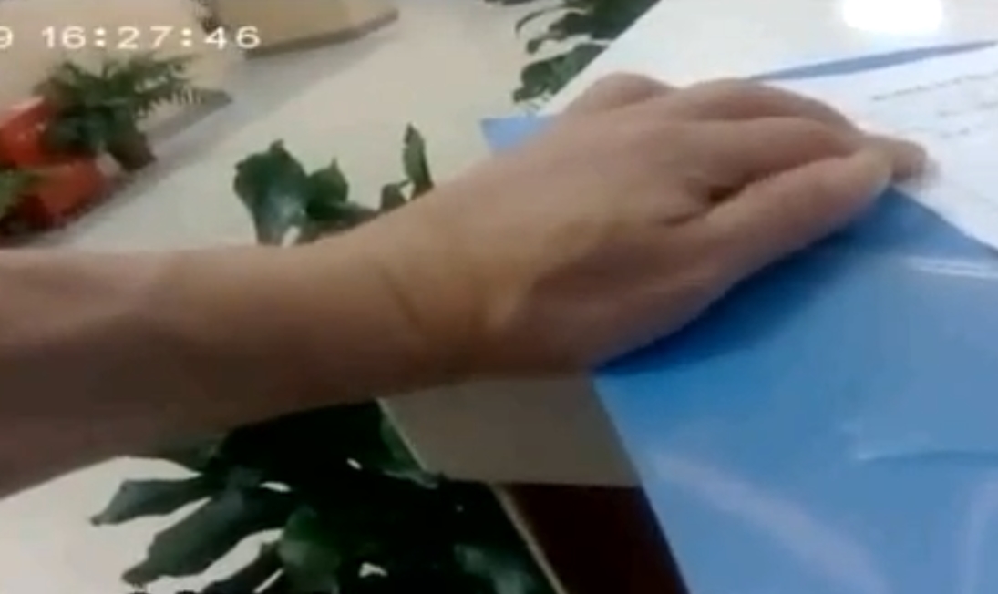 姐姐 女子在公园散步肚子疼，孩子生在地上，男友：什么时候怀的孕？