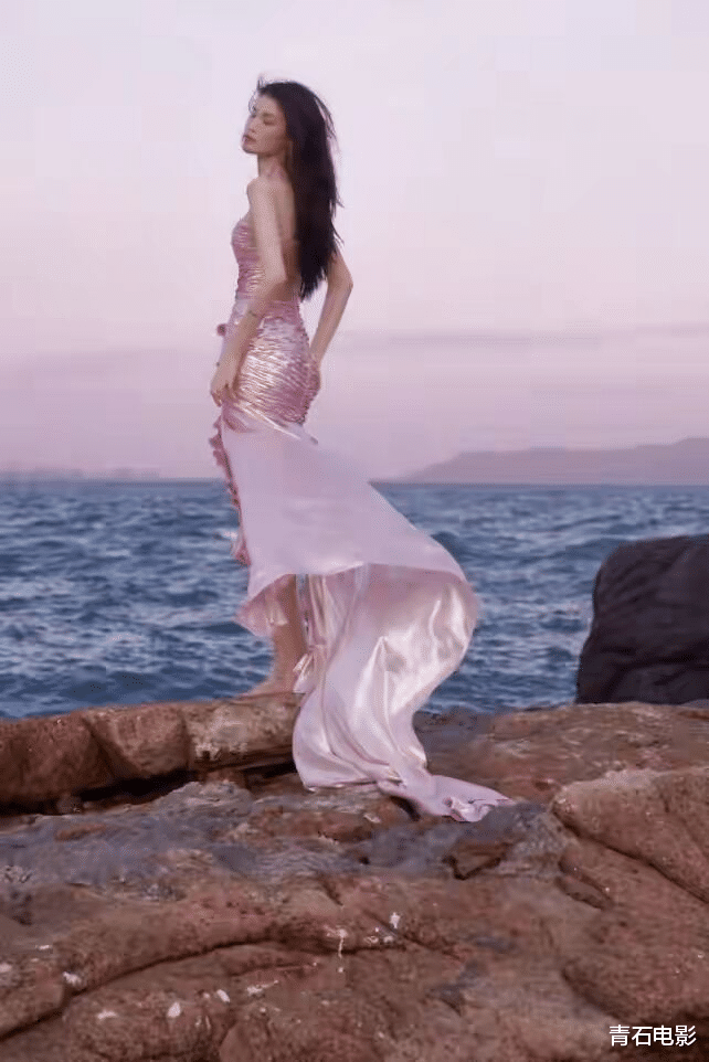 毛晓彤|2021红毯吸睛的12位女星，一个比一个性感，毛晓彤堪称纯欲天花板