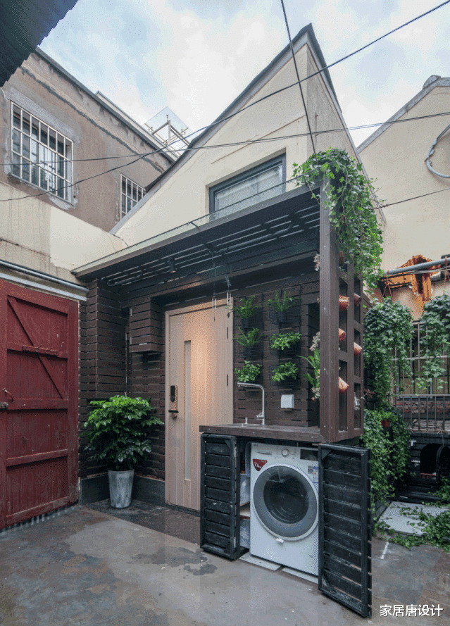 四口之家住在11平的空间,走路都能碰到人,这种房该怎么居住?