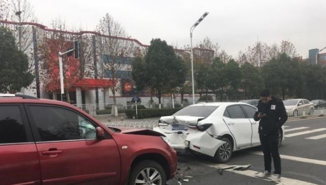大众CC|瑞虎追尾丰田卡罗拉，残渣碎一地，网友：这就是日系和国产的差距