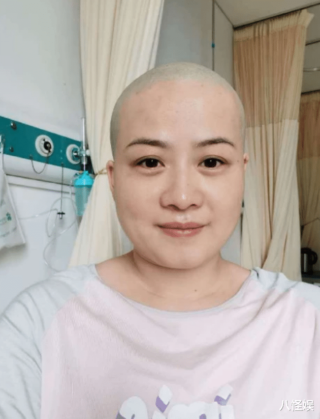 岳云鹏|岳云鹏老婆晒一家人出游照，俩女儿罕露正脸，麓一像姑姑长腿抢镜