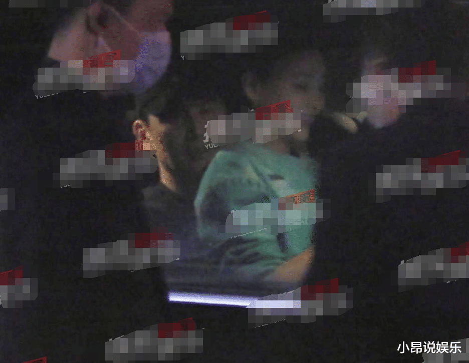 三德子|于晓光搂美女疑出轨，曾和妻子说出轨就一起死，宠妻人设让人心寒