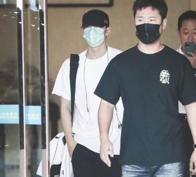 王一博|依旧忙碌！王一博素人装赶行程，代言安踏后，鞋子却从未上脚