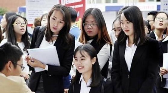 大学生|大学生想找到好工作，靠的不全是学历和能力，另外两点是关键