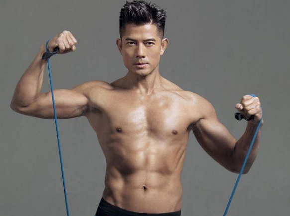 郭富城|56岁郭富城当众大秀胸肌！扯开西装姿势妖娆，皮肤黝黑身材健硕