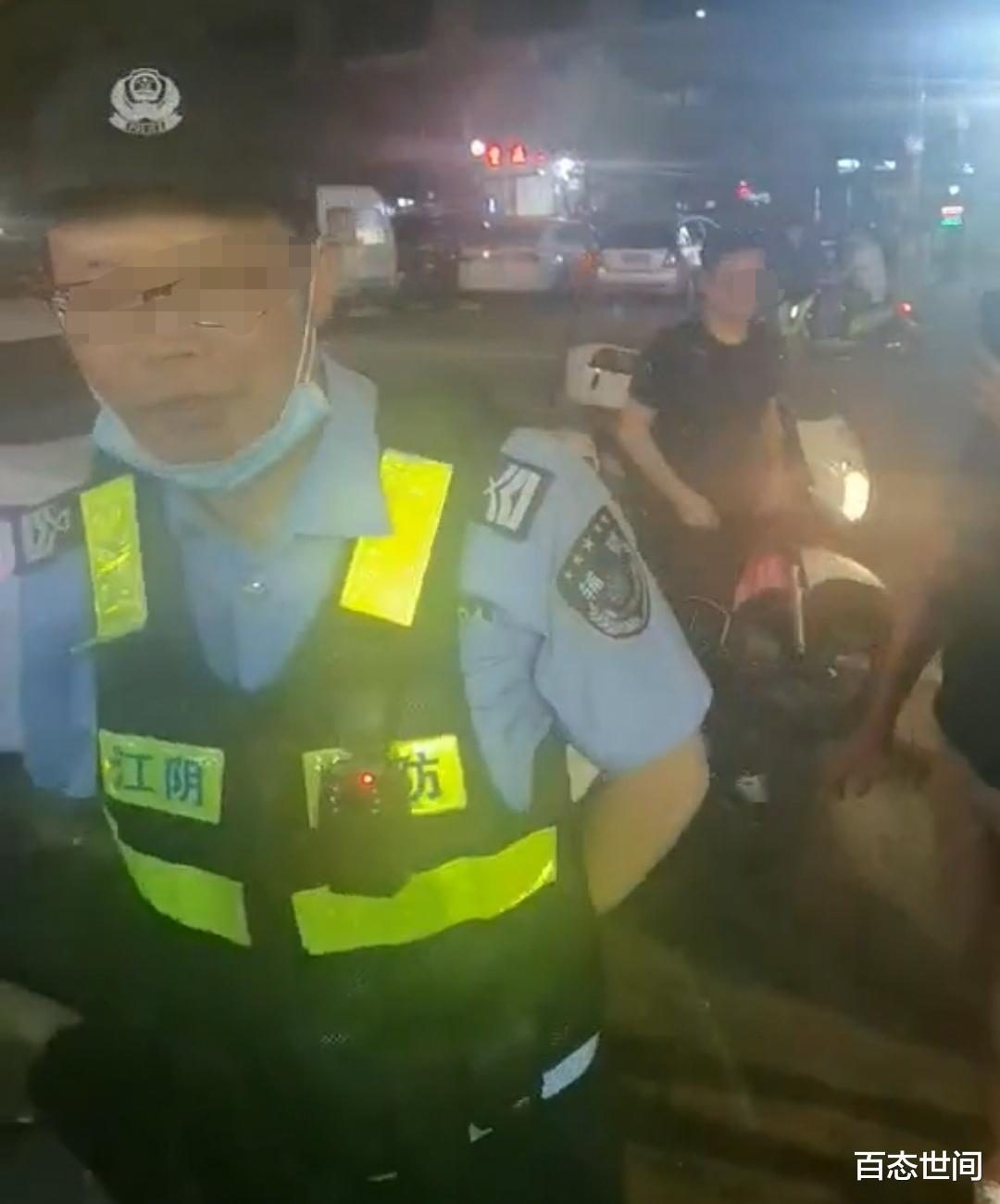 百态世间 江阴一市民质疑辅警骑车不戴头盔，辅警：我下来执法需要戴头盔吗