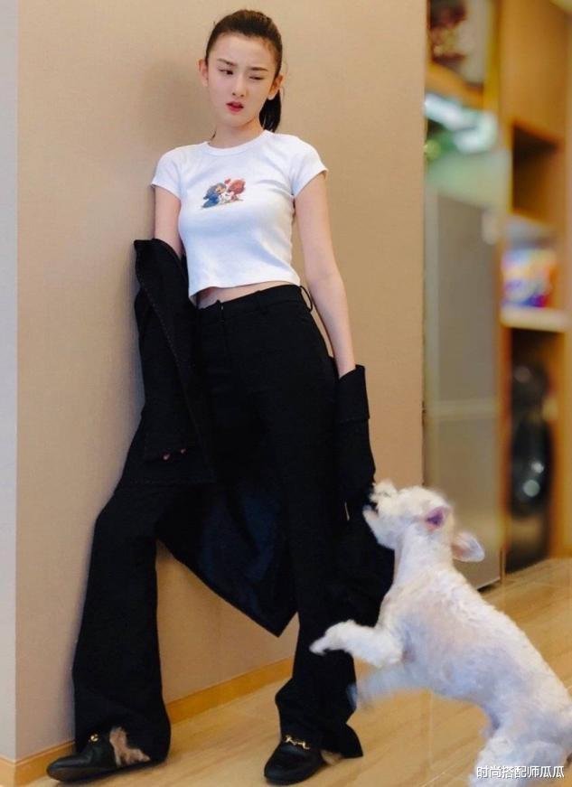 时尚搭配师瓜瓜|宋祖儿难得秀一回身材，穿真丝吊带裙勾勒曲线，性感得不像23岁