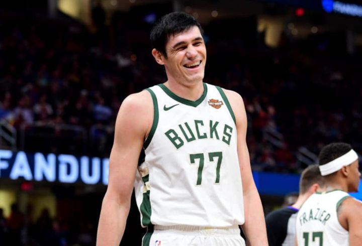 第一波!7队11人交易签约达成,中国男孩加盟国王,史蒂芬森重返NBA