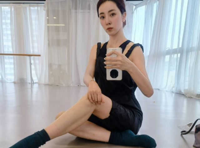 李思思|央视主持李思思晒跳舞照！穿透视上衣皮肤白，手上绿宝石戒指吸睛