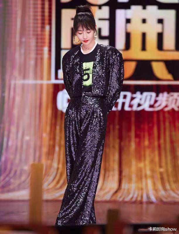 卡莉时尚show|白百何不像当妈的人，穿一身带闪的黑又潮又酷，穿搭年轻就是减龄
