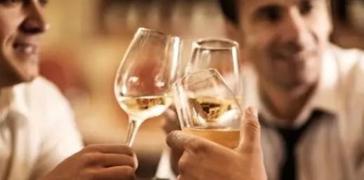 城市的时代 艺术来源于生活，德云社演员醉酒出糗，网友：一个比一个奇葩！