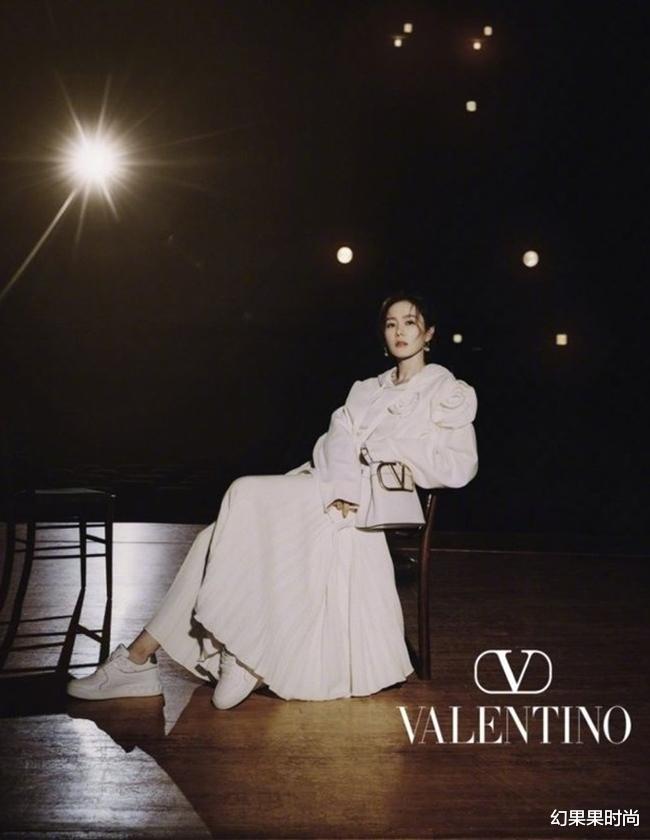 孙艺珍|孙艺珍晒「极品长腿」绝美代言曝光！重现《爱的迫降》霸气总裁风