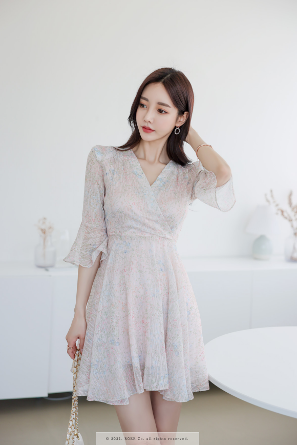 心壹文学|女神孙允珠高清时尚搭配:芳夏梅雨萦波鸢蓝小花轻纱裙