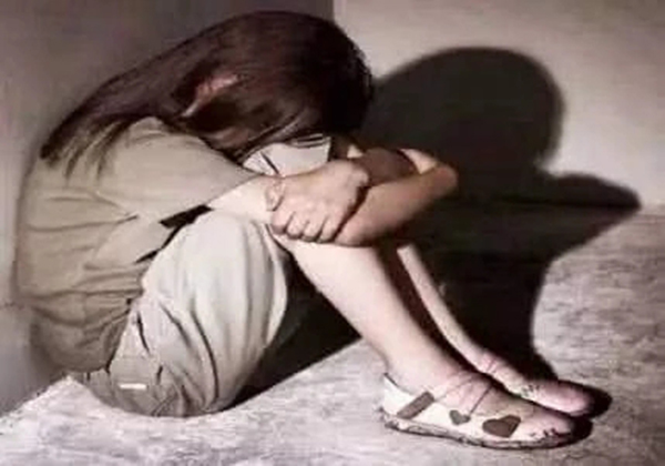 叶本心 变态！15岁女友提出分手，研究生男友喊来三位朋友，将其轮奸！