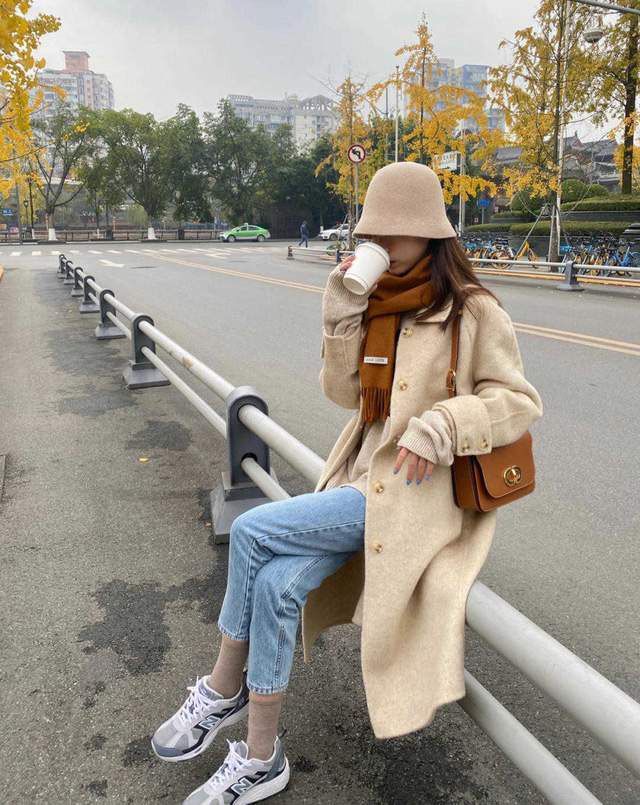 宝贝你别闹 微凉秋日穿大衣出门，如何选择裤子很重要，搭对了时尚又很高级