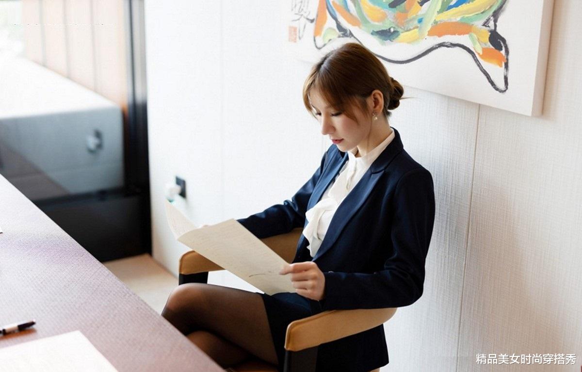 小姐姐|小姐姐整体气质优雅干练，一身职业装一样美丽出众，有着女王范