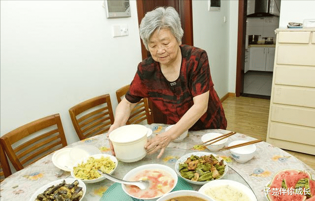 子芫伴你成长 “吃剩饭、舔饭勺”，家有一个过度节俭的婆婆，是一种什么体验？