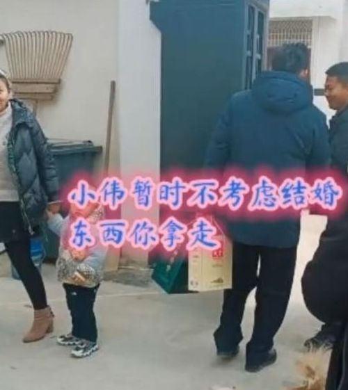 朱之文|为了红没底线？女网红拉横幅在大衣哥门口求婚，喊话朱单伟娶她