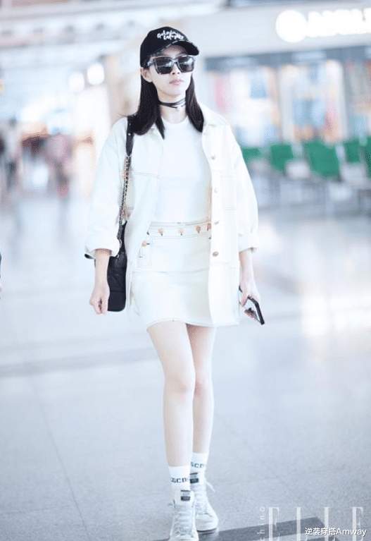 逆袭穿搭Amway|37岁王珞丹罕见这么扮嫩，420T恤配足球袜美成少女，看着像17岁