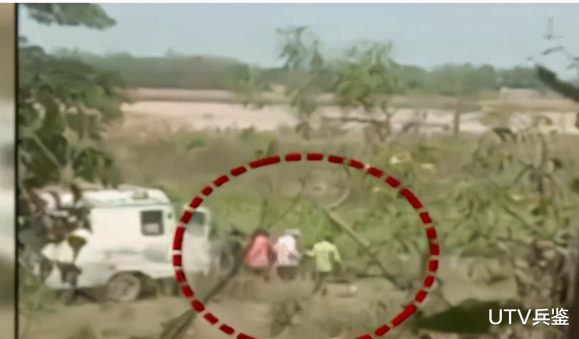 瞞不住瞭！監控拍到印度救護車開始往河裡丟棄屍體，印媒還在嘴硬-圖3