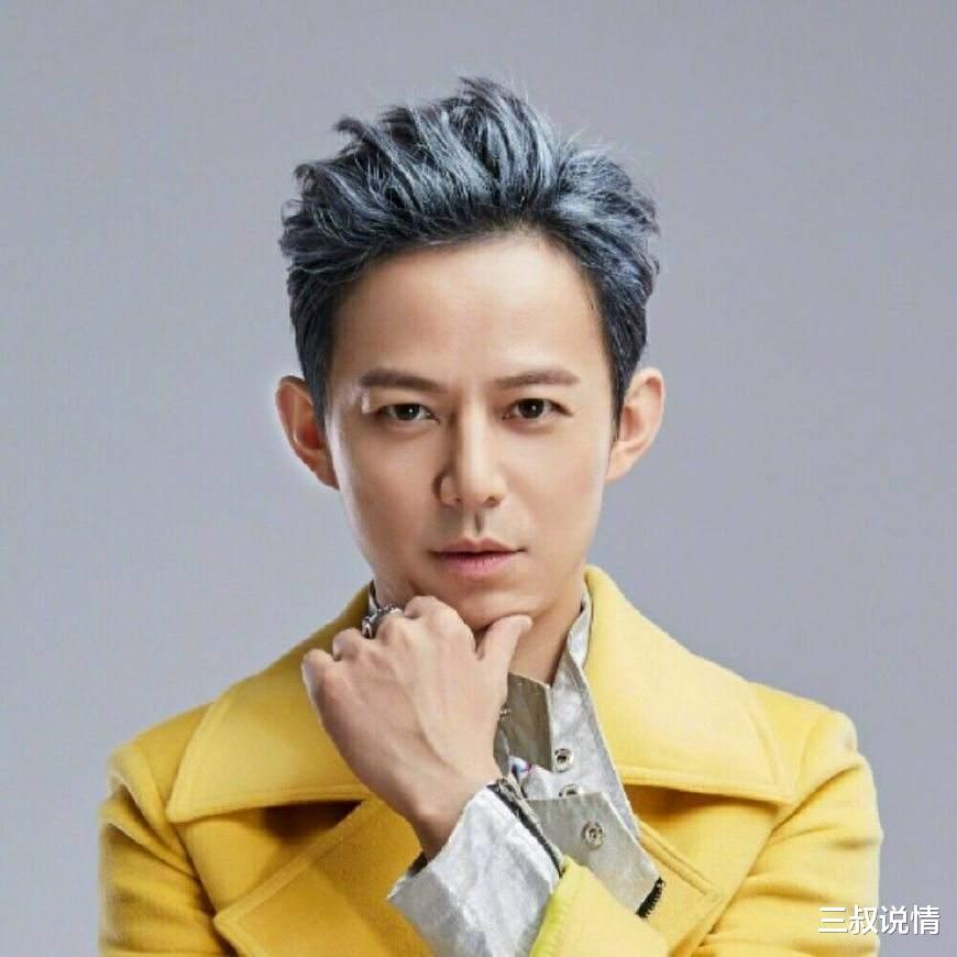 三叔说情 一次偶然的机会，何炅被叫去试下口播，不料何炅的口才优秀，从而走进主持界！