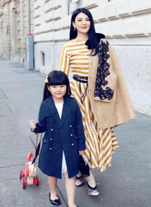 李湘|46岁李湘带13岁女儿逛街，买40000元名牌包，直接拿下不议价
